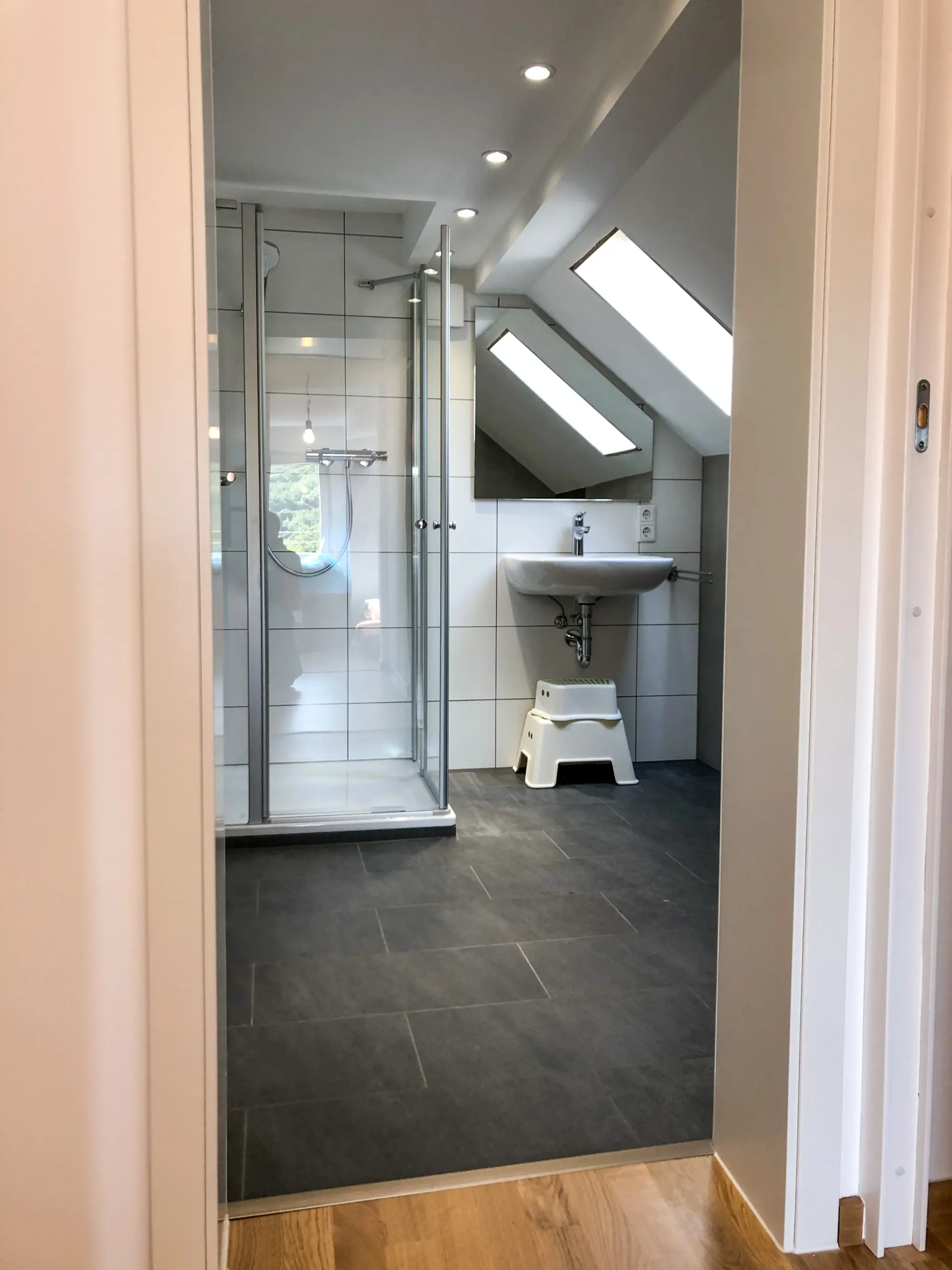 Altbau Badezimmer neu Saniert mit Graue Bodenfliesen und Weisse Wandfliesen