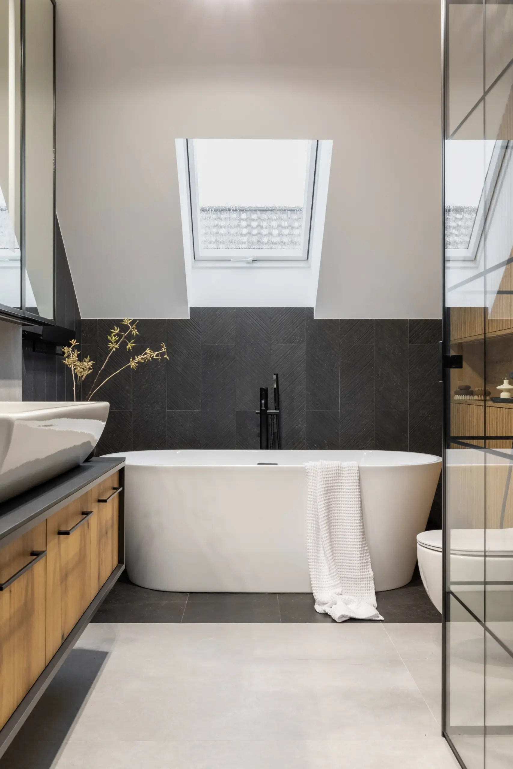 Modernes Badezimmer mit Badewanne